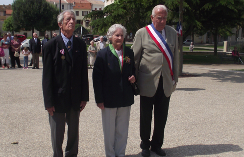 Dépôt de gerbe devant le monument aux morts avec Antonin Bodino, Charles Boyer de la Girauday et Alice Peltier.