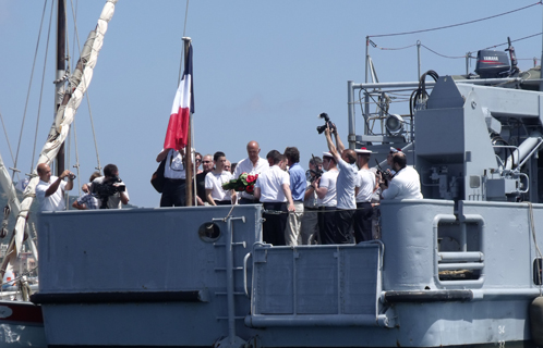 Une gerbe lancée à la mer en hommage au commandant Cousteau