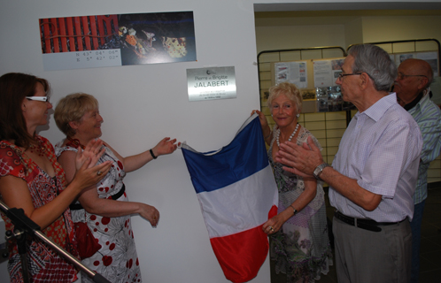 Dévoilement de la plaque en hommage au couple Jalabert par Michèle et Odile, les deux soeurs de Brigitte.