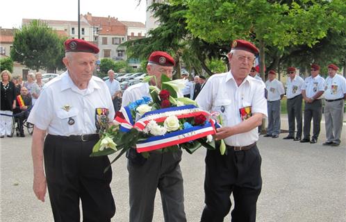 Ces anciens parachutistes ont déposé une gerbe en mémoire des soldats français  d'Indochine