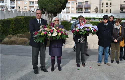 Denis Perrier et Christiane Giordano tenant la gerbe de du conseil municipal de Six-Fours.