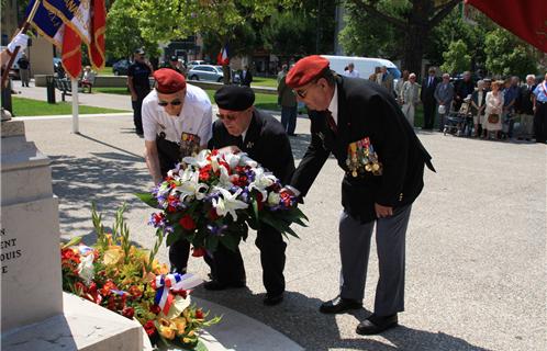 Pour l'Union nationale des parachutistes, Jean-Claude Hipp, Gilbert Martin et René Jarrot ont déposé une gerbe.