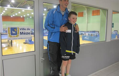 Hugo Deschamps accompagné de son entraîneur Jeff Alfano sur la première marche du podium.