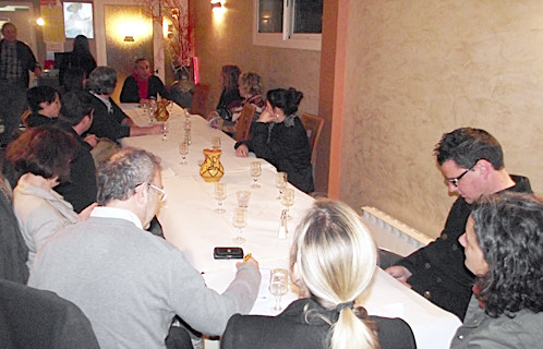 Ambiance tendue jeudi soir dans une réunion entre commerçants, au bout Gabriel Nicolas président de l'association des commerçants et de dos les membres du bureau de Just'Sanary.