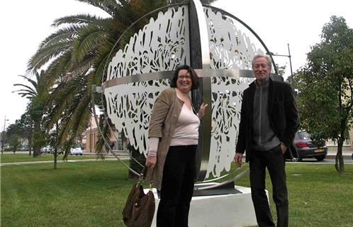 Dominique Ducasse et Jean-Claude Meynard devant l'oeuvre de celui-ci.