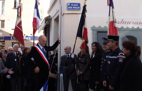 Ferdinand Bernhard, maire de Sanary, inaugure la Place des Poilus