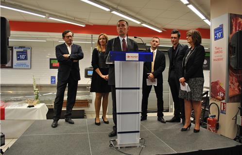 Dominique Morin l'un des dirigeants du Carrefour Market au micro lors de son discours.