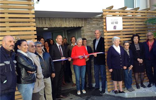 Mme El Majeri copropriétaire d'un appartement dans la résidence "Le 102", inaugure le bâtiment. Elle est accompagnée à droite du maire Ferdinand Bernhard et à gauche du Directeur Adjoint de l'OPH Var Habitat, M. Martial Aubry.