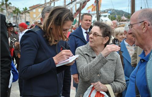 La navigatrice Maud Fontenoy, marraine de la 10ème virée de Saint-Nazaire, en dédicace pour une fan.