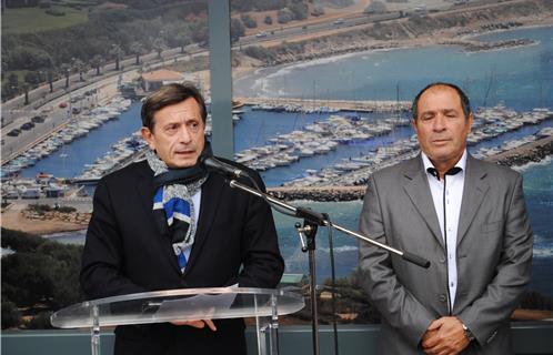 Jean-Sébastien Vialatte au micro, accompagné de Hervé Fabre, délégué à la gestion des plans d'eau