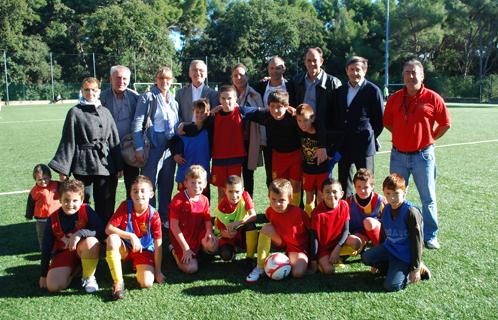 Le maire et son équipe municipale ont inauguré ces aménagements, ici en présence de jeunes footballeurs.