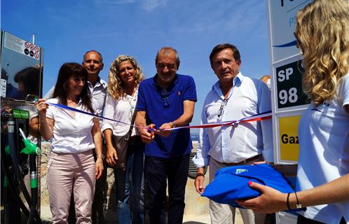 M. Cavanna (au centre) et M. Vialatte (à droite) inaugurent la station d'avittaillement
crédit photo: Ports Toulon Provence