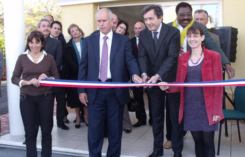 Hugues Parant (préfet du Var),  Jean-Sébastien Vialatte (député-maire) et Marion Nicolay (2ème adjointe)  inaugurant les archives municipales.