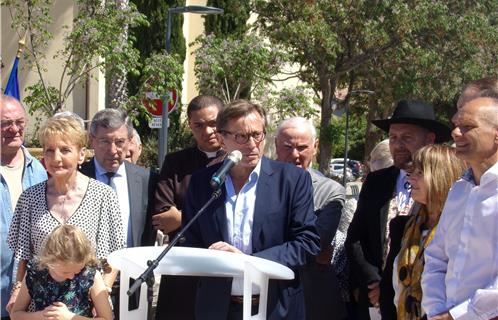 Le maire avec Dany Cayol, le maire d'Ollioules Robert Bénéventi, la conseillèree régionale Hélène Rigal, le vice-président du Conseil départemental Joseph Mulé et le Père Augusto.