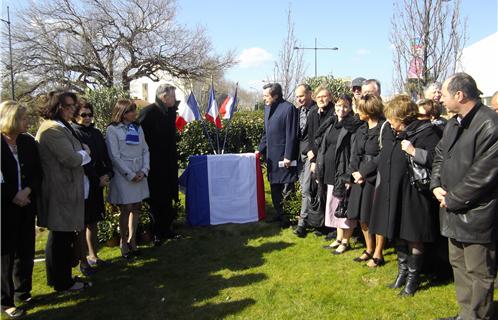 Richard Hutin et Jean-Sébastien Vialatte (à gauche et à droite de la stèle) entourés du conseil municipal