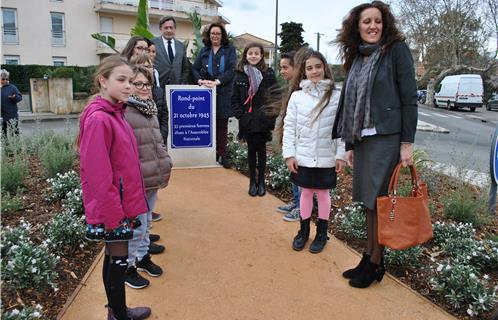 Jean-Sébastien Vialatte, Dominique Ducasse ainsi que la classe de CM2 de Mme Joulian ont dévoilé la plaque.