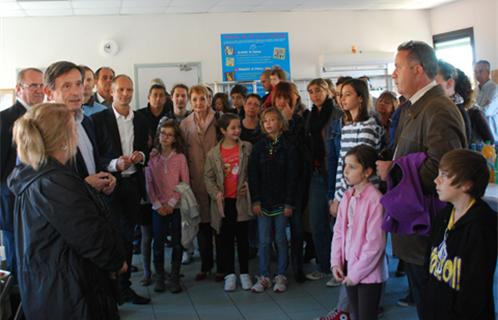 Inauguration du self service en présence de parents et d'enfants