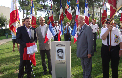 Dévoilement de la stèle par Jean-Sébastien Vialatte, Joseph Mulé et Jean-Pierre Robert.