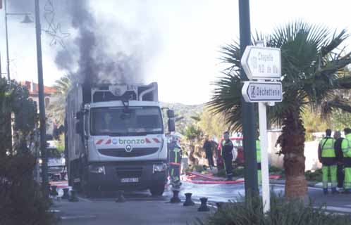 Le chargement du camion-benne a pris feu vers 9h.