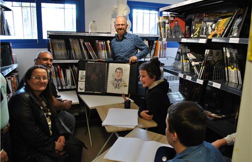 L'illustrateur Alain Libbra (au fond) avec ses apprentis caricaturistes d'un jour.