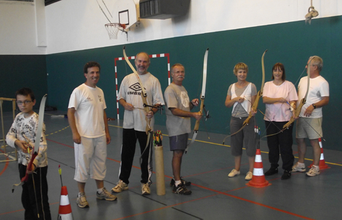 Le président Denis Sergio ( à gauche et sans arc) en présence de fidèles archers.