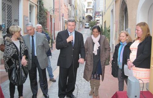 Au cours de son allocution, Robert Bénéventi ayant à ses côtés, de gauche à droite, Nicole Bernardini, adjointe, Jean-Paul Lefèvre, Béatriz Gonzalez-Haw, présidente de l’association Echo d’Art, Mireille Ewald, épouse du peintre exposant et Clémentine Bruneau, directrice de la Galerie de l’Olivier