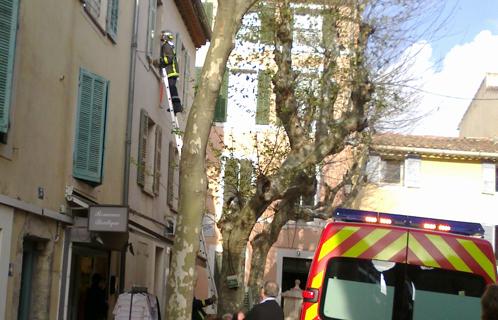 Les sapeurs pompiers de Sanary ont dû intervenir vendredi soir place du Coquillon.
