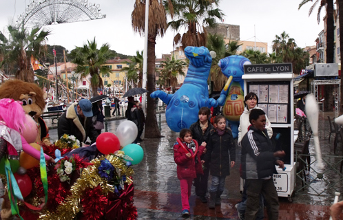 La parade des jouets à Sanary par les artistes de l'agence Tétraktys