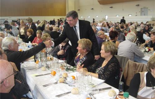 Robert Béréventi, Maire, a tenu à saluer un à un les 800 invités conviés à ce repas des anciens