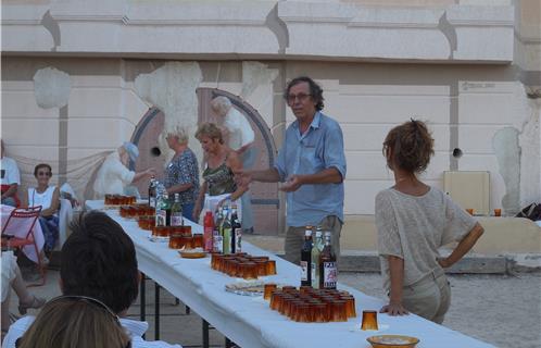 Le président Bertrand Teyssot s'adresse aux membres du GNPS avant l'apéro.