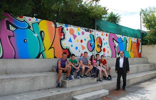 Richard Koubbi et Jérôme Chiantaretto avec des élèves du collège Font de Fillol ayant participé à la fresque.