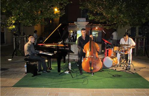 Le Trio Carniel a enchanté le public : de gauche à droite, Philippe Armand (piano), Jean-Marie Carniel (contre basse) et Philippe Méjean (batterie)