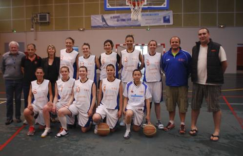 Les féminines de Sanary Basket club avec leur staff.