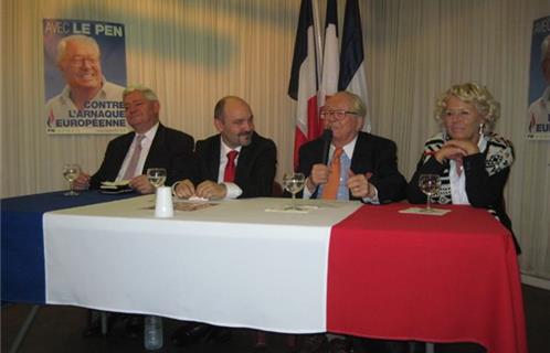 De gauche à droite, sur la tribune, Bruno Gollnisch, Frédéric Boccaletti, Jean-Marie Le Pen et Marie-Christine Arnautu
