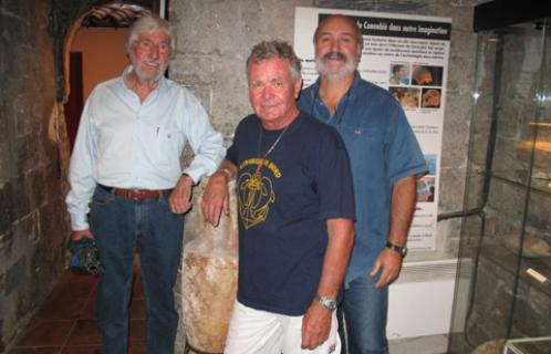 Jean-Michel Cousteau (à gauche) avec Henry Gondon et Charly Hourcau du JAS