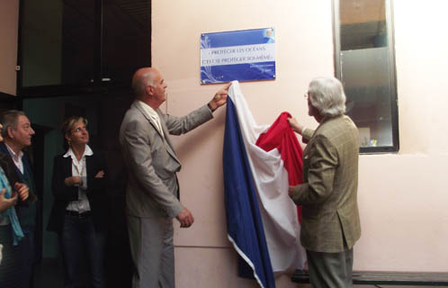 Ferdinand Bernhard et Jean-Michel Cousteau ont dévoilé la plaque où figure "protéger les océans c'est se protéger soi-même".