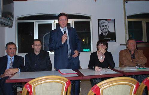 Jean-Pierre Colin président varois du Nouveau Centre en meeting à Six Fours. De gauche à droite sur la photo : Alain Chapparo, Erik Tamburi,  Jean Pierre Colin, Isabelle Monfort et Bernard Ferretti.