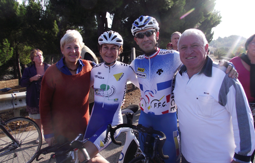 Jeannie Longo avec Régine et Victor Ranucci et l'ancien curé de Sanary, Bertrand Lorentz.