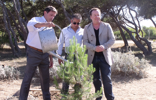 Mardi après-midi Jim Kerr planta un arbre en compagnie de Jean-Sébastien Vialatte et Rabah Houia.