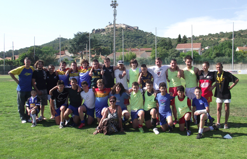 L'équipe des U15 avec leurs entraîneurs et les deux présidents du Rugby club du Pays six-fournais.