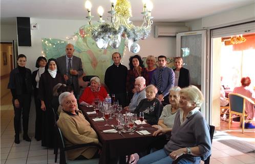 Le Maire Ferdinand Bernhard accompagné : de la Directrice de la résidence Stella Maris, Mme Galvez (à sa gauche), des représentants religieux, de l'élue Mme Canolle, du Directeur du CCAS Mr Gigliotti et des résidents de l'établissement