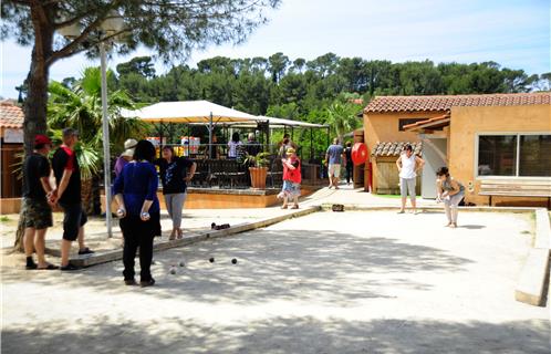 La traditionnelle partie de pétanque!