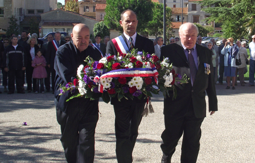 Dépôt de gerbe par J.Mulé, premier adjoint et messieurs Saci et Zénir.