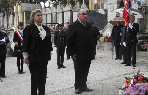 Arlette Boyer et Roger Carpentier ont déposé une gerbe au cimetière central pour le Souvenir Français.