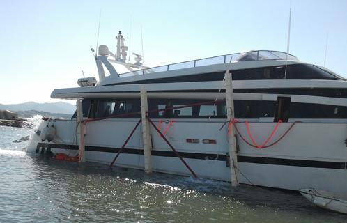 Un yacht en mauvaise posture au niveau du chantier naval des Baux.