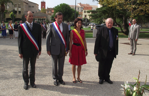 Une gerbe a été déposée au nom de la municipalité avec de gauche à droite: Joseph Mulé, Jean-Sébastien Vialatte, Sandra Torrès et Rabah Zennir.