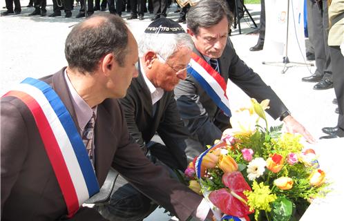 Jean-Sébastien Vialatte et Joseph Mulé entourent M. Cohen quand il dépose une gerbe sur le monument aux morts : devoir de mémoire