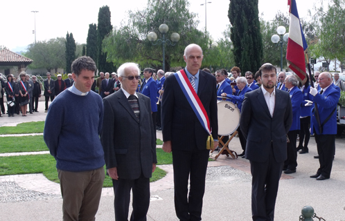 Recueillement devant le monument. De g à d: Le Père Florian, le pasteur Lugbull, F.Bernhard et S.Moha