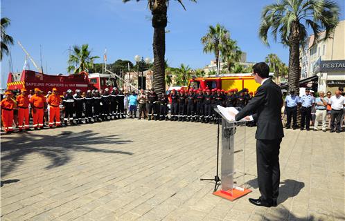 Monsieur Kevin Mazoyer, directeur du cabinet de monsieur le Préfet du Var, les Pompiers et leurs jeunes, ainsi que le Comité Communal des Feux de forêt.