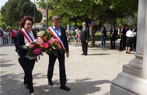 Le maire Jean-Sébastien Vialatte et Dominique Ducasse, adjointe au maire et présidente du Souvenir français, déposent la gerbe du Conseil municipal 